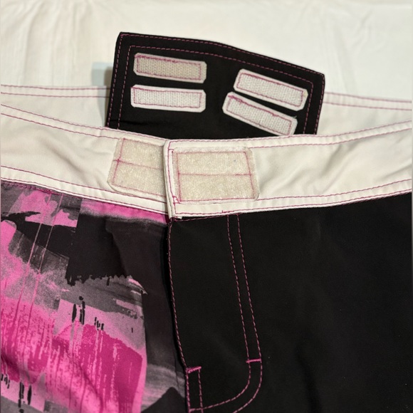 Clinch Gear Womens MMA Fighting / Boxing EUC Training Shorts Black Pink Size 10 - Picture 7 of 9